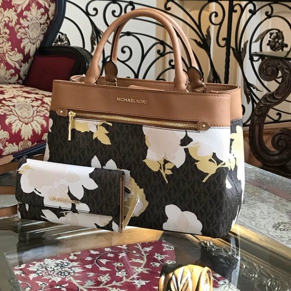 Authentic Michael Kors hailee handbag&wallet set - Picture 2 of 8